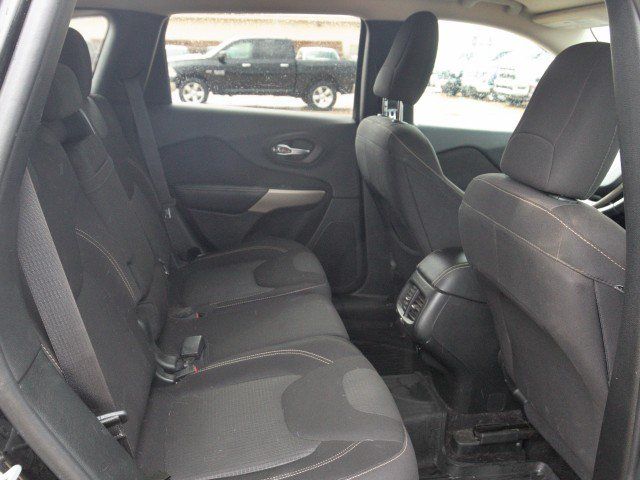 Used 2017 Jeep Cherokee Latitude w/ Cold Weather Group AWD/4WD image 23