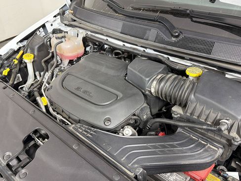 Used 2025 Chrysler Pacifica Select FWD image 10