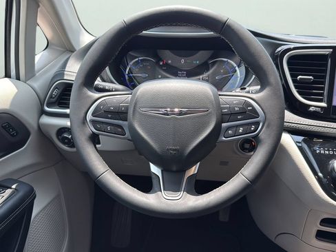 Used 2023 Chrysler Pacifica Touring-L FWD image 10