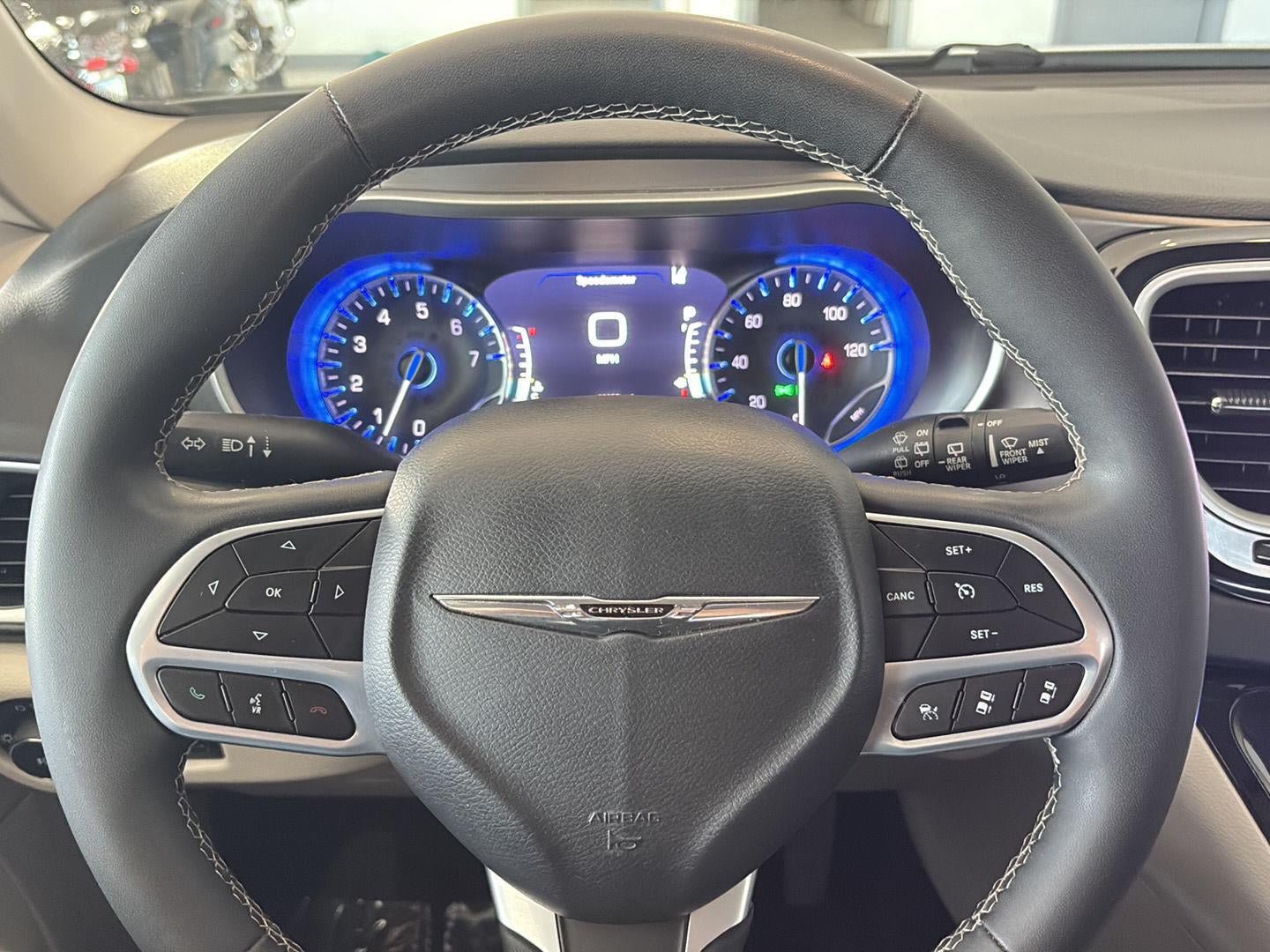 Used 2023 Chrysler Pacifica Touring-L FWD image 15