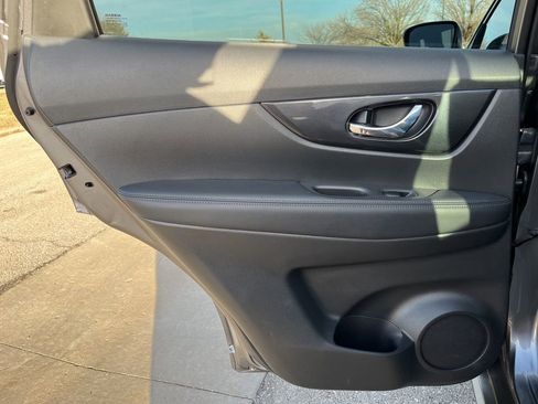 Used 2018 Nissan Rogue S image 28