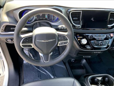 Used 2025 Chrysler Pacifica Select FWD image 6