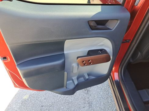 Used 2022 Ford Maverick Lariat w/ Equipment Group 500A Standard image 8