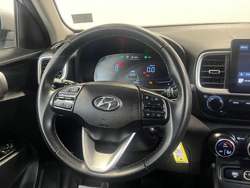 Used 2023 Hyundai Venue SEL image 18