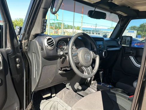 Used 2016 Jeep Wrangler Unlimited Sahara w/ Connectivity Group AWD/4WD image 84