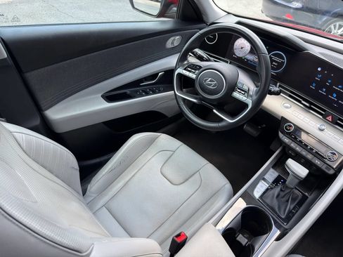 Used 2022 Hyundai Elantra Limited w/ Preferred Accessory Package FWD image 16