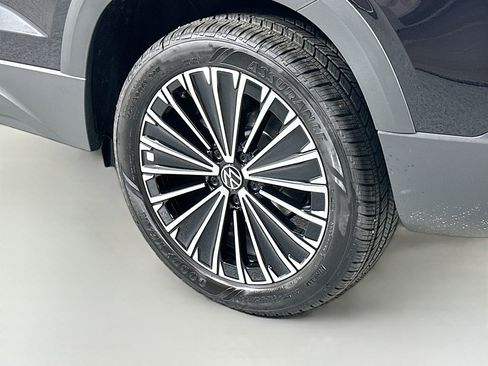 New 2025 Volkswagen Taos SE image 8