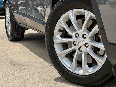 Used 2022 Jeep Cherokee Latitude Lux w/ Sun & Sound Group FWD image 9
