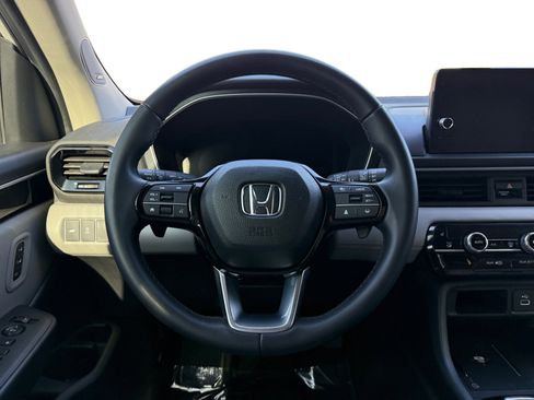 Used 2025 Honda Pilot Touring image 9