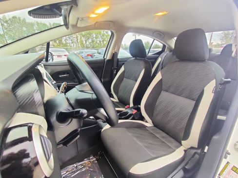 Used 2022 Nissan Versa SV image 5