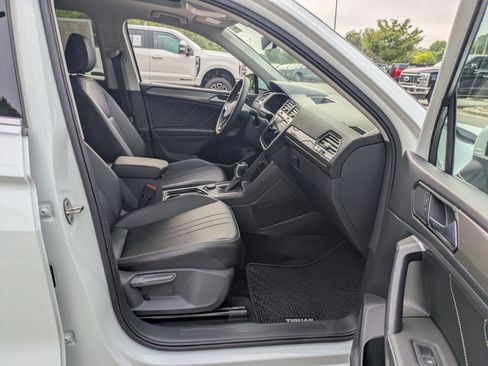 Used 2024 Volkswagen Tiguan SE w/ Panoramic Sunroof Package AWD/4WD image 38