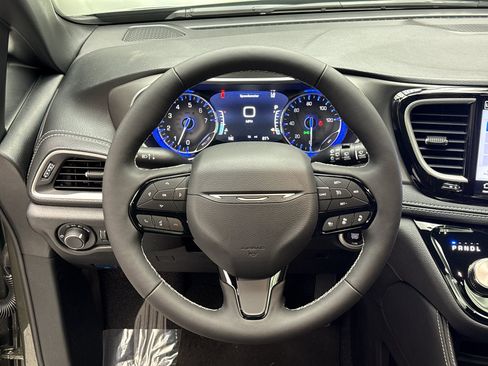 New 2027 Chrysler Pacifica Limited AWD/4WD image 11