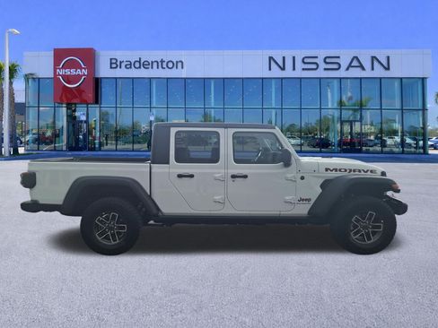 Used 2026 Jeep Gladiator Mojave AWD/4WD image 4