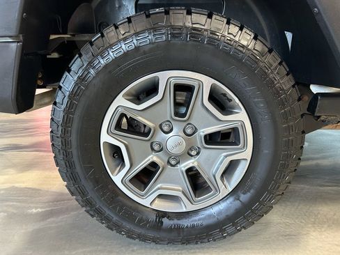 Used 2017 Jeep Wrangler Unlimited Rubicon w/ Connectivity Group AWD/4WD image 19