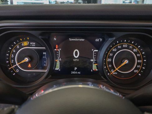 Used 2025 Jeep Wrangler Sahara image 25