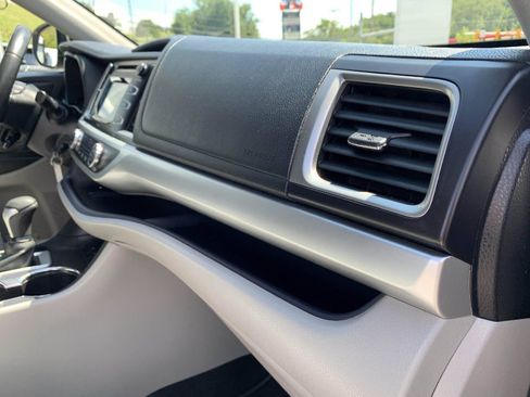 Used 2015 Toyota Highlander Plus AWD/4WD image 40