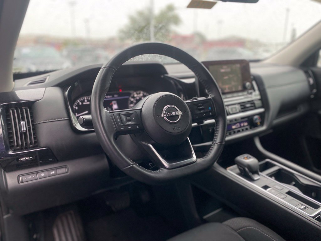 Used 2025 Nissan Pathfinder SV FWD image 12