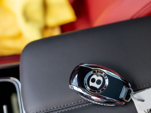 Used 2026 Bentley Flying Spur Plug-In Hybrid AWD/4WD image 25