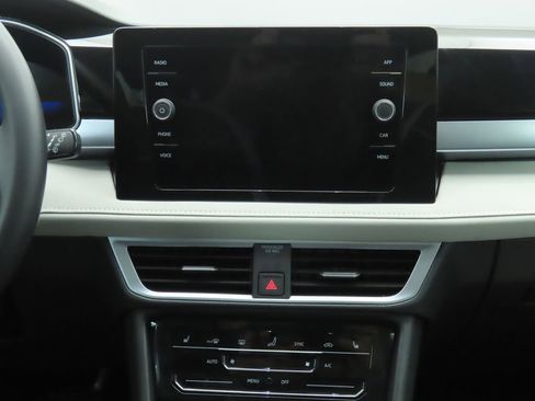Used 2025 Volkswagen Taos SE w/ Panoramic Sunroof Package FWD image 14