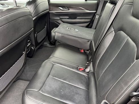 Used 2023 Jeep Grand Cherokee Limited w/ Black Appearance Package image 15