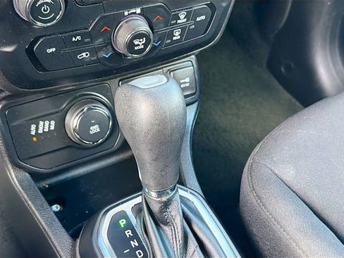 Used 2019 Jeep Renegade Latitude w/ Cold Weather Group image 16