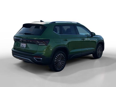 Certified 2025 Volkswagen Taos SE image 5