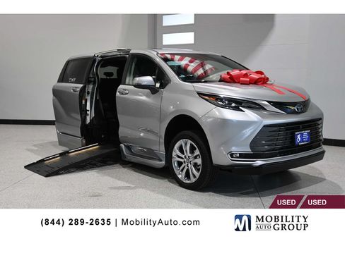 Used 2024 Toyota Sienna Platinum FWD image 1