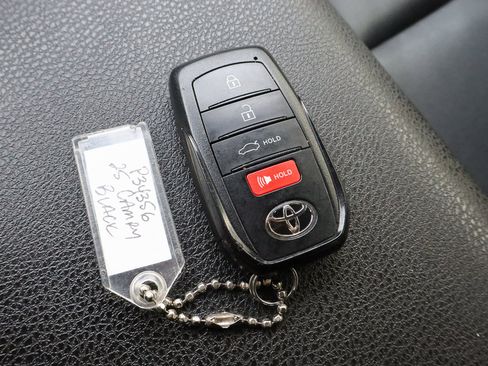 Used 2025 Toyota Camry SE image 30