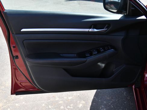 Used 2025 Nissan Altima 2.5 SR FWD image 13