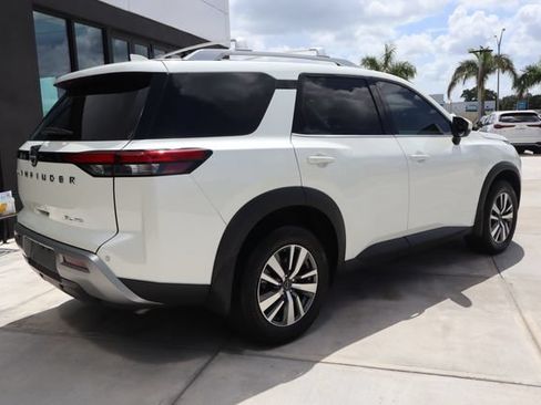 Used 2023 Nissan Pathfinder SL AWD/4WD image 3