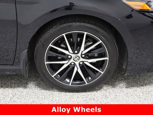 Used 2023 Toyota Camry SE image 5