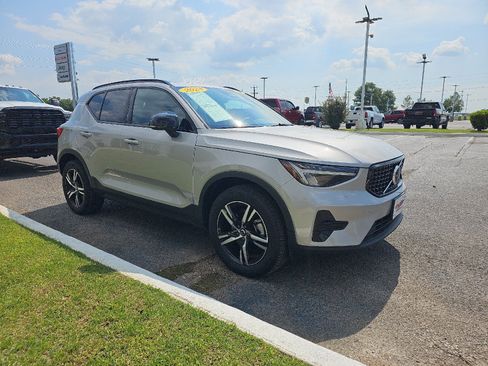 Used 2024 Volvo XC40 B5 Core image 1