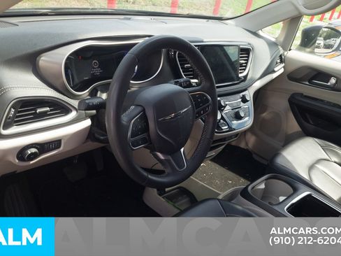 Used 2023 Chrysler Pacifica Touring-L FWD image 6