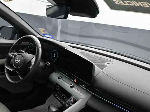 Used 2025 Hyundai Elantra Limited image 12