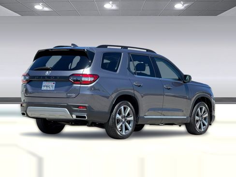 Used 2025 Honda Pilot Touring image 8