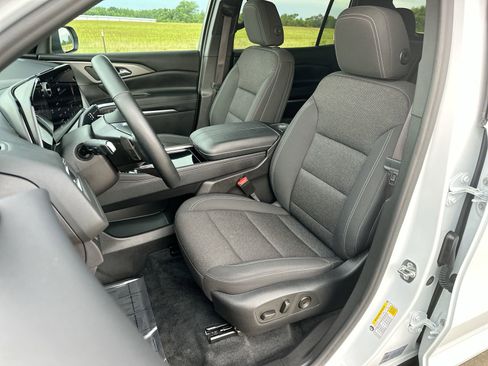 Used 2024 Chevrolet Traverse LT image 11