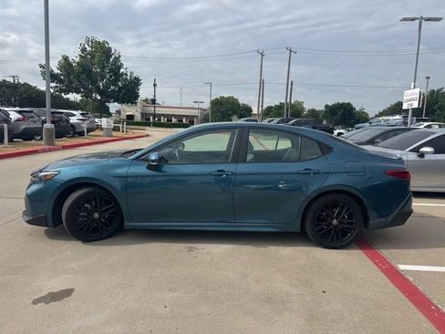 Used 2025 Toyota Camry SE FWD image 5