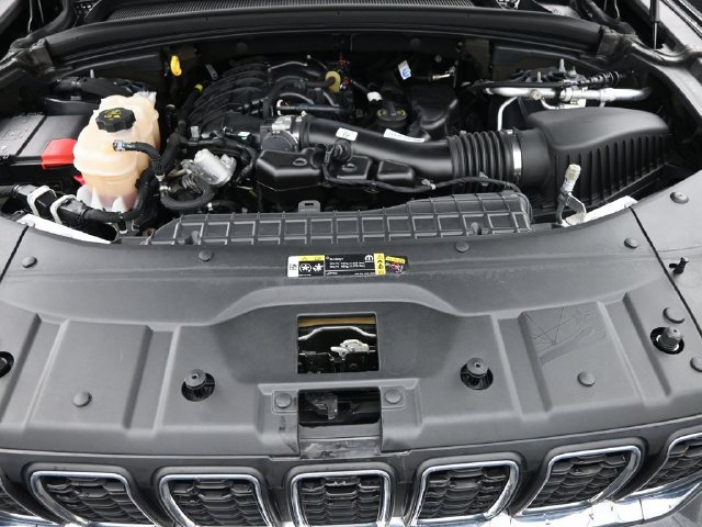 Used 2024 Jeep Grand Cherokee Laredo AWD/4WD image 22