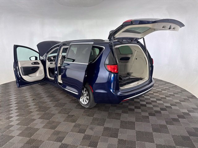 Used 2017 Chrysler Pacifica Touring-L FWD image 18