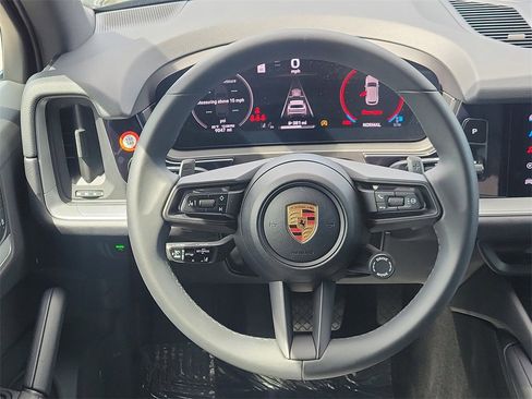 Used 2025 Porsche Cayenne image 22