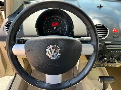 Used 2010 Volkswagen Beetle Coupe FWD image 11