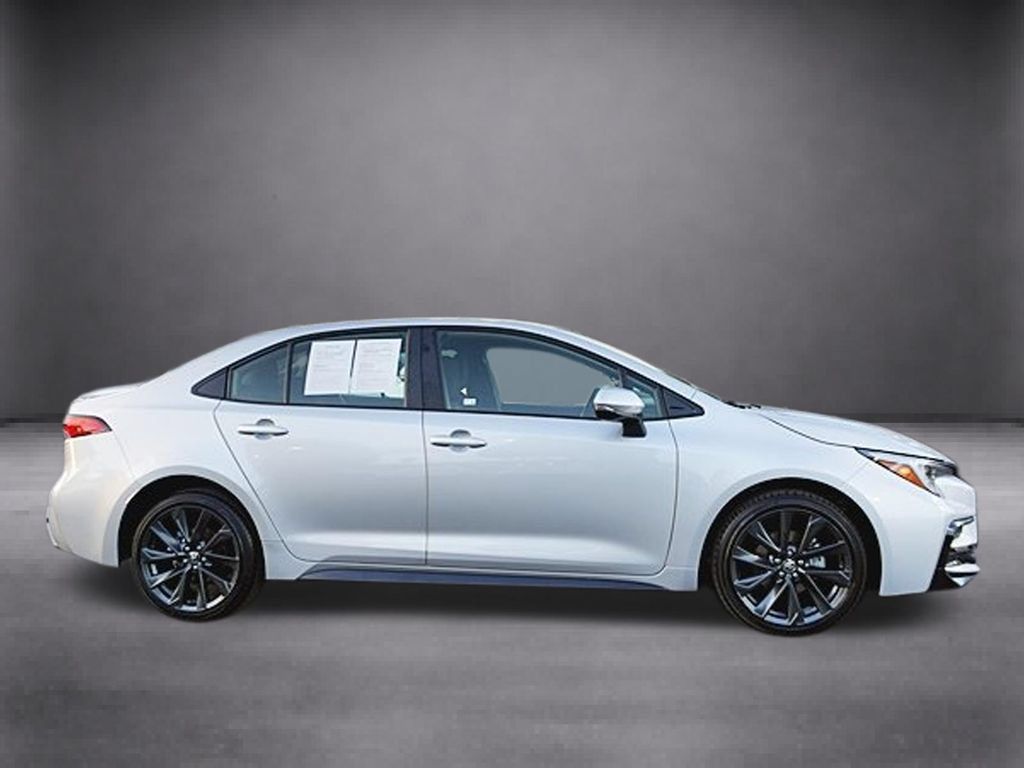 Used 2026 Toyota Corolla SE FWD image 3