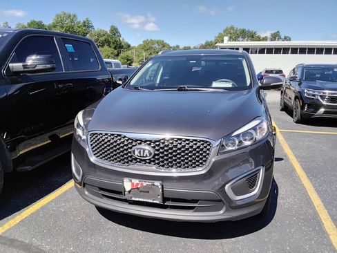 Used 2018 Kia Sorento AWD image 2