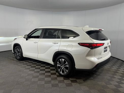 Used 2023 Toyota Highlander XLE FWD image 8