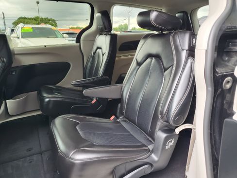Used 2023 Chrysler Pacifica Touring-L FWD image 27