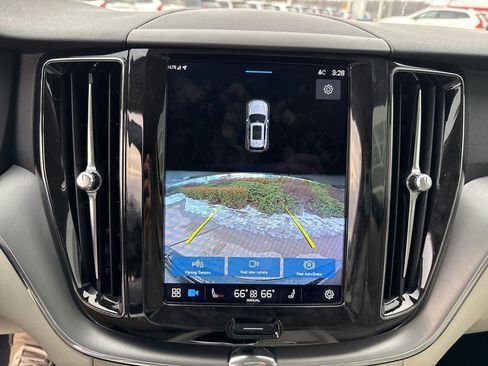 Used 2022 Volvo XC60 B5 Momentum image 26