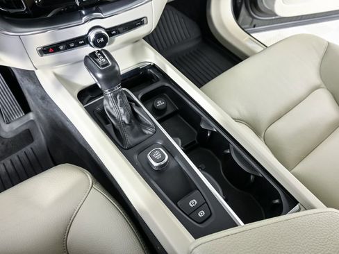 Used 2018 Volvo XC60 T5 Momentum w/ Vision Package image 16