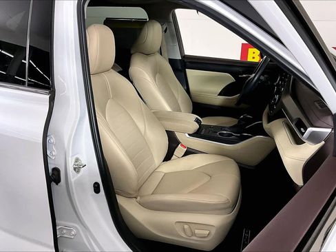 Used 2022 Toyota Highlander XLE image 8