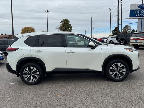 Used 2023 Nissan Rogue SV image 2