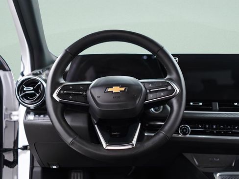 Used 2025 Chevrolet Equinox LT image 9